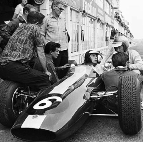 GP de Rouen les Essarts 1965 : Jim en discussion avec Mike Spence, Ron Harris (debout) et les mécaniciens